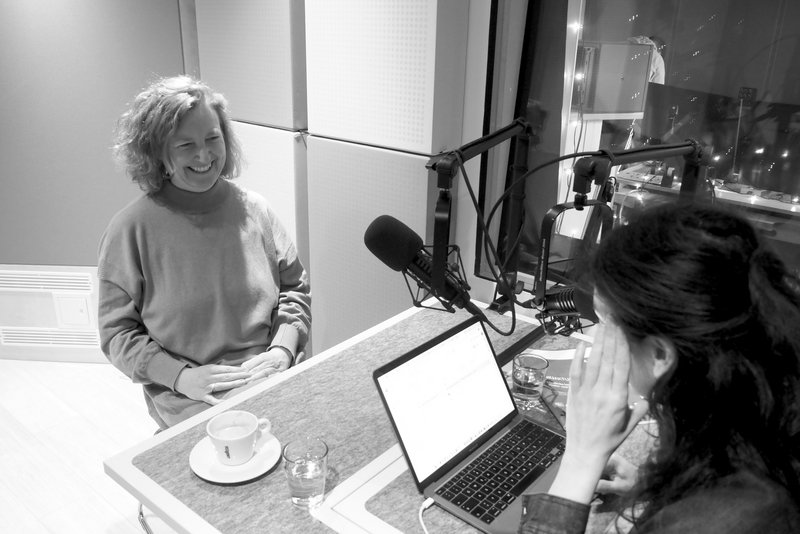 Ein schwarz-weiß-Bild in dem Isabell Rausch-Jarolimek mit Nadia Kailouli in dem Podcast "einbiszwei" spricht.