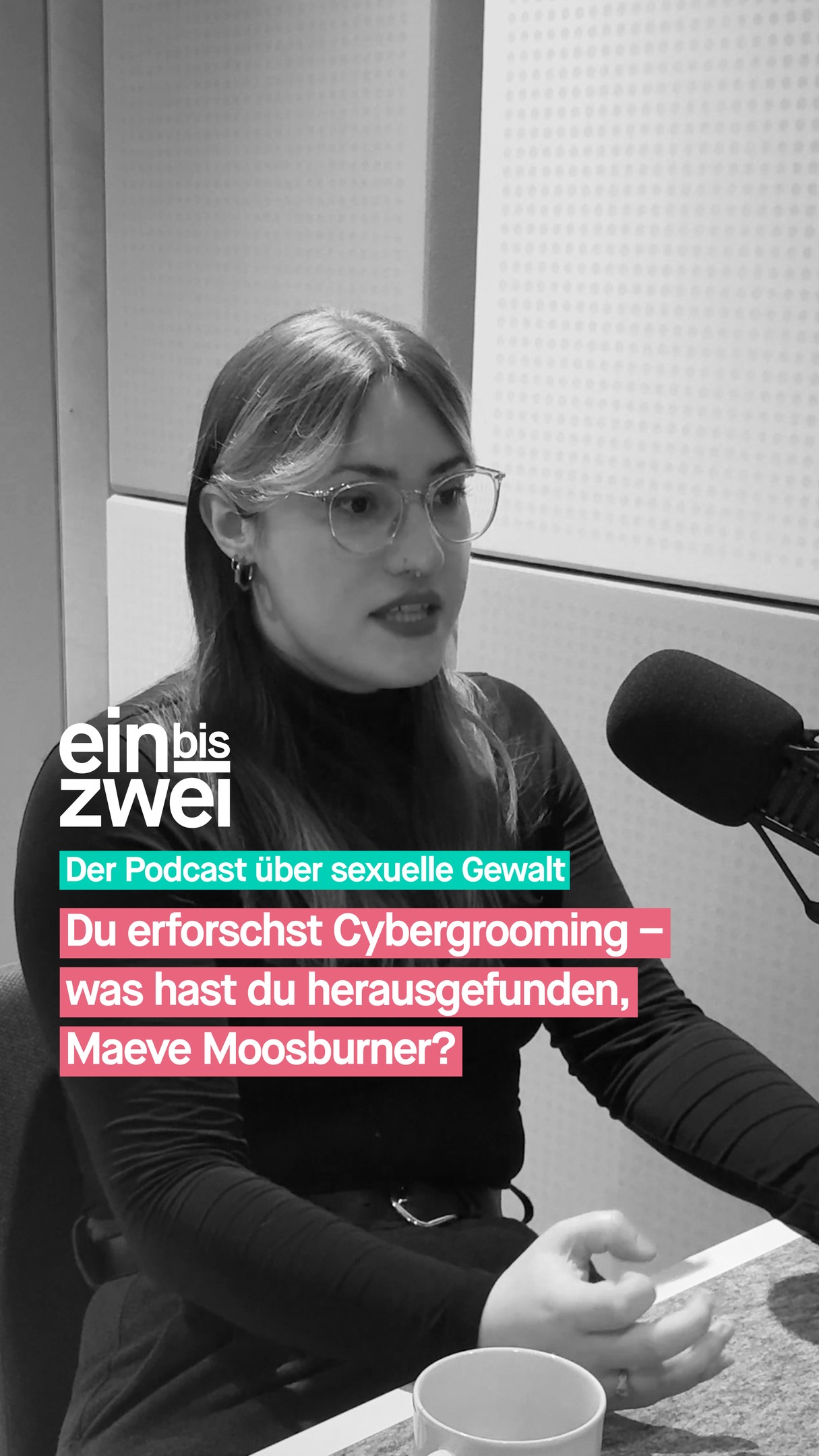 Wenn sich Erwachsene im Internet das Vertrauen von Kindern oder Jugendlichen erschleichen, um sie sexuell zu missbrauchen, dann nennt man das Cybergrooming. Die Täterstrategien werden immer ausgefeilter und die Betroffenen immer jünger. 24 % der Kinder und Jugendlichen in Deutschland wurden schon mal von einer erwachsenen Person online kontaktiert und von dieser nach einem realen Treffen gefragt, so eine Studie der Landesanstalt für Medien NRW. Bislang gab es nur wenige Forschung zu dem Thema, das ändert sich jetzt mit dem Forschungsprojekt CERES, das heißt: „Cybergrooming – Erforschung von Risikofaktoren, Ermittlungspraxis und Schutzmaßnahmen”. In dem vom Bundesministerium für Bildung und Forschung geförderten Projekt arbeiten die Kriminologische Zentralstelle, das Bundeskriminalamt, das Landeskriminalamt Nordrhein-Westfalen und die Universität Münster zusammen. Ziel ist es, das Phänomen Cybergrooming wissenschaftlich zu verstehen und daraus konkrete Handlungsmöglichkeiten für Polizei und Justiz abzuleiten. Maeve Moosburner ist wissenschaftliche Mitarbeiterin an der Kriminologischen Zentralstelle (KrimZ) und ist dort für CERES zuständig. Was sie bisher herausgefunden hat, erzählt sie bei #einbiszwei.
🎧 Erfahrt mehr in der aktuellen Folge von einbiszwei.
🔗 ubskm.de/folge137
Den Link findet ihr in unserer Bio.
#UBSKM #Podcast #Cybergrooming #Missbrauchsbeauftragte