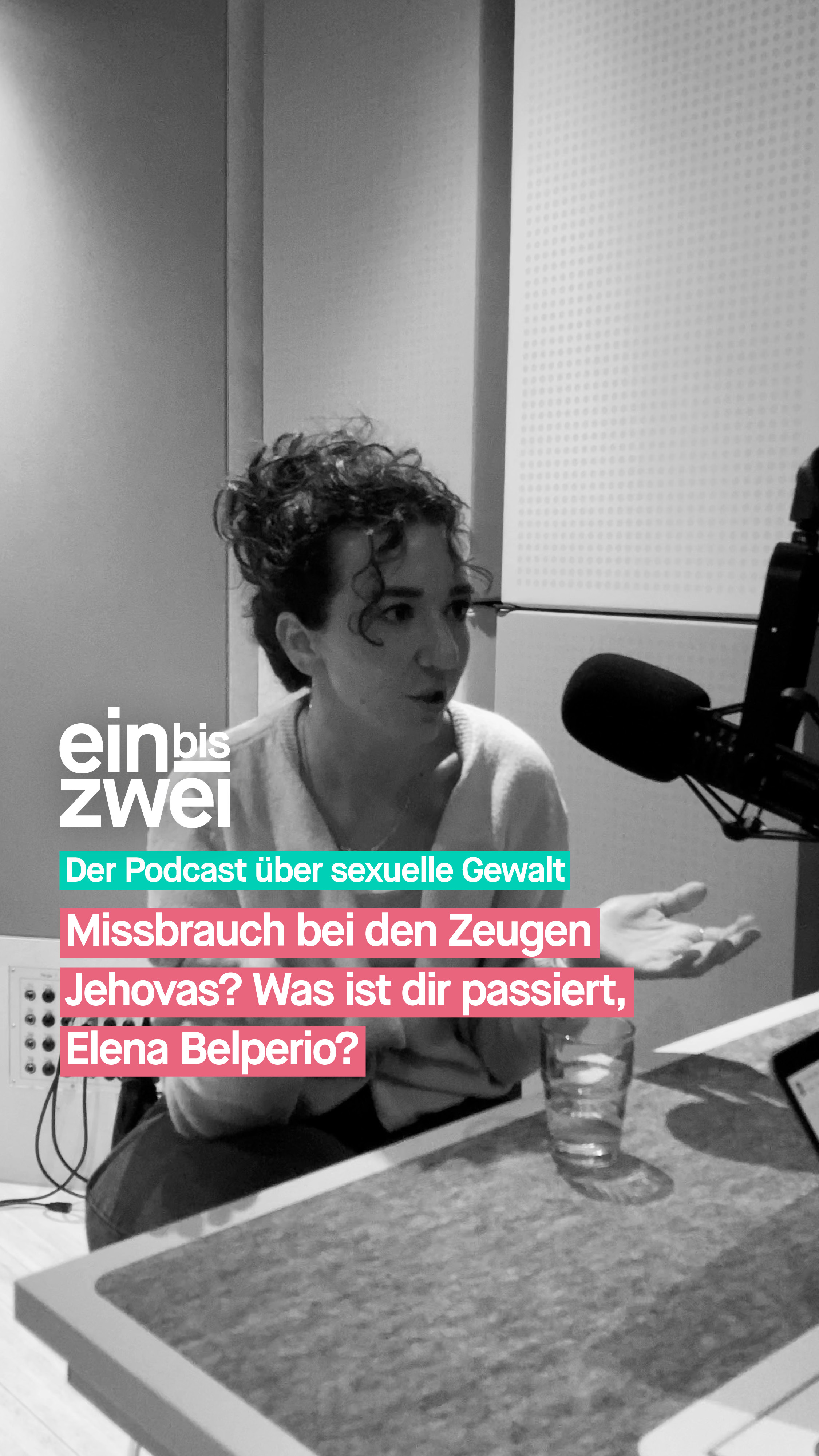 Wer bei den Zeugen Jehovas aufwächst, wächst in einer Welt mit klaren Grenzen auf. Kein Geburtstag, kein Weihnachten, keine Freundschaften außerhalb der Gemeinschaft. Elena Belperio wächst in einer Gemeinde der Zeugen Jehovas auf. Sie sagt, dass sie als Kind sexueller Gewalt durch einen Zeugen ausgesetzt war. Als sie ihrer Familie davon erzählt, sei nicht viel gefolgt.
Mit siebzehn habe sie den Ältesten – den Leitern der Gemeinde – eine heimliche Beziehung mit einem „weltlichen“ Freund gebeichtet. Einem Komitee mit drei Ältesten habe sie genau erzählen müssen, wie oft sie Sex hatte und sei aus der Gemeinde ausgeschlossen worden. Die Angst und das schlechte Gewissen, Jehova nicht gerecht zu werden, lassen sie aber nicht los. Nach dem Ende der Beziehung und einem Psychiatrieaufenthalt sagt sie, sei sie zurück zu den Zeugen Jehovas gekehrt, zu dem Zeitpunkt schwanger mit ihrem ersten Kind.
Der endgültige Ausschluss, so Elena, folgt, als sie mit Anfang zwanzig dem Ältesten vom Missbrauch in der Kindheit erzählt und möchte, dass die Geschehnisse aufgearbeitet werden.
„Es hört nicht auf, wenn man kein Mitglied mehr ist“, sagt Elena heute. Das fremdbestimmte Aufwachsen habe für sie bis heute Konsequenzen. Auch heute falle es ihr schwer, die eigenen Erlebnisse nicht kleinzureden. Heute spricht sie offen über ihre Geschichte – in der Hoffnung, dass ein Kind in einer ähnlichen Situation auf sie stoßen und sich gesehen fühlen könnte.
🎧 Erfahrt mehr in der aktuellen Folge von #einbiszwei.
🔗 ubskm.de/folge143
Den Link findet ihr in unserer Bio.
#UBSKM #Podcast #GemeinsamGegenMissbrauch #Missbrauchsbeauftragte