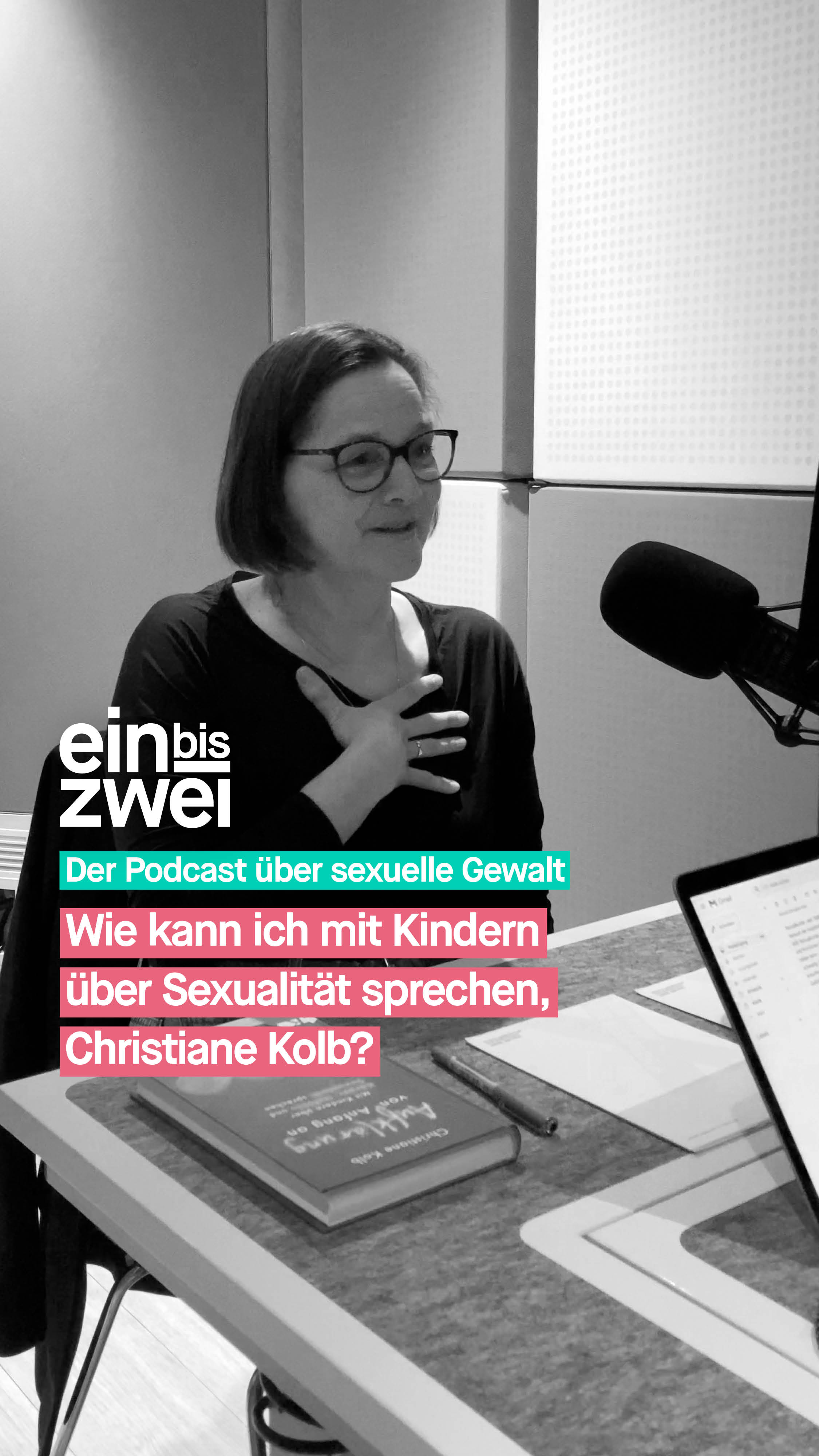 Sexualkunde – seit 1968 ist „Aufklärungsunterricht” an deutschen Schulen per Gesetz vorgeschrieben. „Wertneutral” und „ohne jeglichen Versuch der Indoktrinierung” soll der Unterricht sein und sich altersgemäß durch mehrere Klassenstufen ziehen. Das sagt nicht viel darüber aus, WIE Sexualkunde unterrichtet wird, noch immer gibt es eher lustlose Ansätze, die vor allem Verhütung thematisieren und mit Hilfe von Bananen und Kondomen anschaulich machen wollen. Dabei ist spätestens seit der Serie „Sex Education” klar, dass Sexualkunde so viel mehr bieten kann – wenn es gelingt, den richtigen Ton im Gespräch mit Kindern oder Jugendlichen zu treffen. Aber warum ist es eigentlich so schwierig, über Sexualität zu sprechen?
Christiane Kolb, studierte Sexualwissenschaftlerin, arbeitet frei in der sexuellen Bildung und Beratung für Eltern und ist Mitarbeiterin in der Stabsstelle Prävention – Fachstelle gegen sexualisierte Gewalt der Nordkirche. Für alle, die sich um Kinder kümmern, hat sie die Bücher „Aufklärung von Anfang an – Mit Kindern über Körper, Gefühle und Sexualität sprechen“ (Kösel-Verlag) und „Queere Kinder – Eine Orientierungshilfe für Familien von LGBTQIA+ -Kindern und -Jugendlichen“ (Beltz-Verlag, mit Co-Autorin Verena Carl) geschrieben. Ihr liegt besonders am Herzen, das so genannte „Aufklären“ einfacher für Eltern, die Kindern Sicherheit und Selbstbewusstsein rund um den Körper und die Gefühle vermitteln können, zu machen. Gerade bei den Herausforderungen der sexuellen Entwicklung, bei von Stereotypen und medial geprägten Vorbildern. Denn für viele kompliziert scheinende Fragen gibt es gute Antworten! Welche das sind, erzählt Christiane Kolb bei #einbiszwei.
🎧 Erfahrt mehr in der aktuellen Folge von einbiszwei.
🔗 ubskm.de/folge142
Den Link findet ihr in unserer Bio.
#UBSKM #Podcast #GemeinsamGegenMissbrauch #Missbrauchsbeauftragte