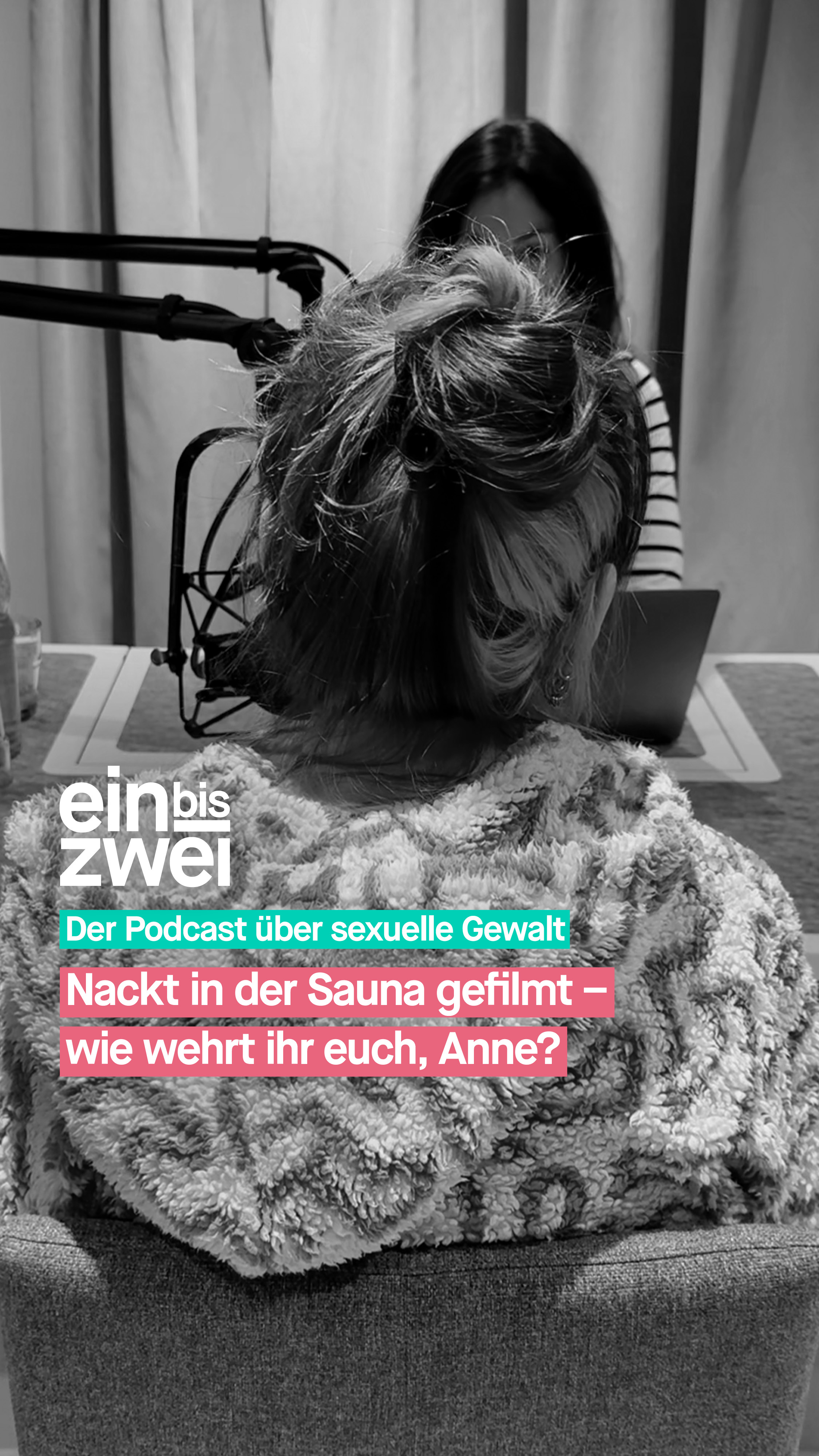 Endlich passiert was! So kann man wohl zusammenfassen, was viele Frauen momentan denken, nachdem Collien Fernandes öffentlich gemacht hat, was ihr passiert ist – digitale sexuelle Gewalt, sogenannte Deep Nudes. Die Solidarität mit ihr ist riesig und die Debatte hat nun endlich auch die Politik erreicht: Deepfakes und sogenannter digitaler Voyeurismus sollen jetzt strafbar werden.
Eine Frau, die auch digitale sexuelle Gewalt erlebt hat, ist Anne. Im vergangenen Sommer war sie zusammen mit ihrer Freundin Rebecca in der Sauna – und bemerkte, dass ein Mann sie filmt – trotz Handyverbot. Die beiden erstatten Anzeige und dann passiert das Unglaubliche: Die Staatsanwaltschaft stellt die Ermittlungen ein! Begründung: moralisch verwerflich, aber nicht strafbar. Heimlich nackte Frauen in der Sauna filmen ist tatsächlich erlaubt.
Anne und Rebecca haben daraufhin 2025 eine Petition gestartet. Ihre Forderung: „Heimliche Nackt-Aufnahmen strafbar machen – Schutz vor Sauna-Voyeuren, JETZT!”. Die Petition ist sehr erfolgreich, 75.000 Menschen haben bisher unterschrieben. Und: Anfang März 2026 stimmte der Bundesrat auf Initiative von Niedersachsen und Nordrhein-Westfalen für eine Gesetzesänderung, die sexuell motivierte Bildaufnahmen strafbar machen soll.
Wie Anne und Rebecca das geschafft haben, erzählt Anne bei #einbiszwei.
Hinweis: Weil Anne nach dem Start der Petition unschöne Kommentare bekommen hat, möchte sie nicht erkannt werden.
🎧 Erfahrt mehr in der aktuellen Folge von einbiszwei.
🔗 ubskm.de/folge134
Den Link findet ihr in unserer Bio.
#UBSKM #Podcast #Missbrauchsbeauftragte