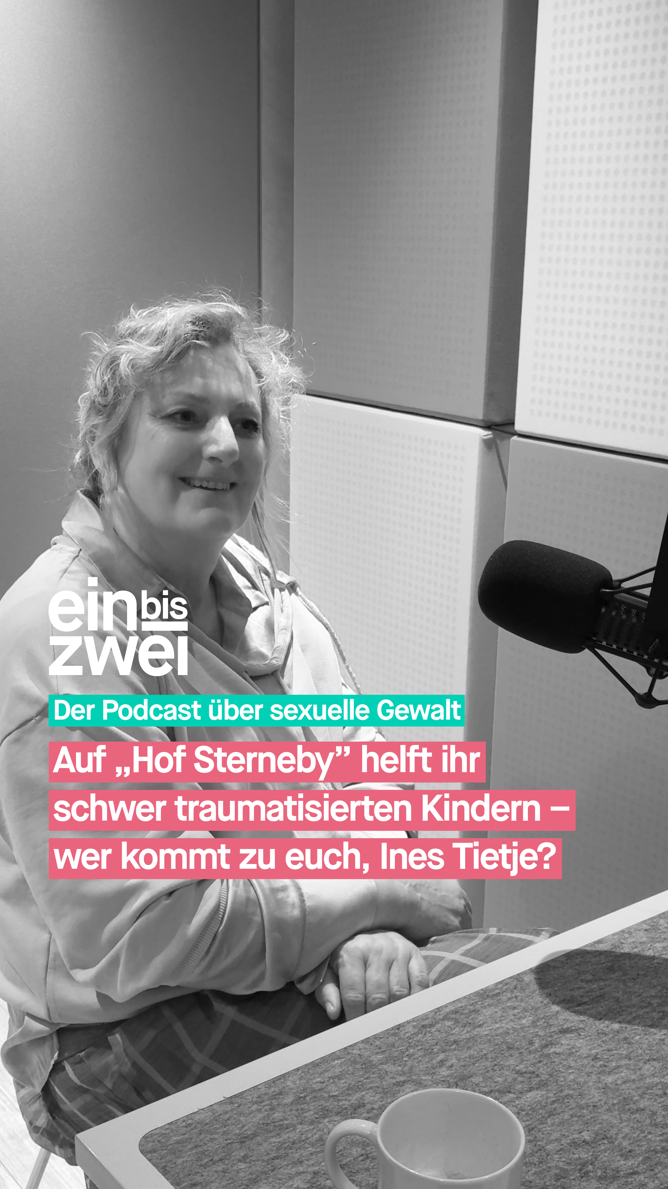 Wenn Kinder schon früh sexualisierte Gewalt erleben, sind sie meist schwer traumatisiert. Zu Hause können sie oft nicht bleiben, in der stationären Jugendhilfe fehlen oft die Kapazitäten, um die Kinder angemessen zu betreuen und zu begleiten – und so wandern sie von Einrichtung zu Einrichtung. Denn die Kinder sind meist verhaltensauffällig, teilweise auch sehr aggressiv und brauchen daher besonders viel Aufmerksamkeit.
Um traumatisierten Kindern genau das zu bieten, hat Ines Tietje etwas Einzigartiges ins Leben gerufen: Das Kinderschutzhaus „Hof Sterneby” in Beringstedt, Schleswig-Holstein. Bis zu 10 Kinder und Jugendliche im Alter von 6-18 können hier wohnen, sie werden über Jugendämter aus ganz Deutschland vermittelt, meist haben sie schon diverse Einrichtungen hinter sich, einige kommen auch aus der Psychiatrie. Alle Kinder, die auf den Hof kommen, waren in irgendeiner Form existenzbedrohender Gewalt (emotional, eventuell auch physisch und/oder sexualisiert), Vernachlässigung und Verwahrlosung ausgesetzt, haben ein Entwicklungstrauma und meist eine chronische Traumafolgestörung - das können Entwicklungsstörungen, Verhaltensauffälligkeiten, chronische Schmerzen, Essstörungen, dissoziative Störungen sein. Einige Kinder sind depressiv, manche auch suizidal oder sie verletzen sich selbst. Viele sind aggressiv. Betreut werden die Kinder von fast 20 Pädagog*innen – und erleben hier meistens zum ersten Mal in ihrem Leben, dass sie in Sicherheit sind. Wie das genau funktioniert auf @hofsterneby, erzählt die Gründerin Ines Tietje bei #einbiszwei.
🎧 Erfahrt mehr in der aktuellen Folge von einbiszwei.
🔗 ubskm.de/folge139
Den Link findet ihr in unserer Bio.
#UBSKM #Podcast #GemeinsamGegenMissbrauch #Missbrauchsbeauftragte