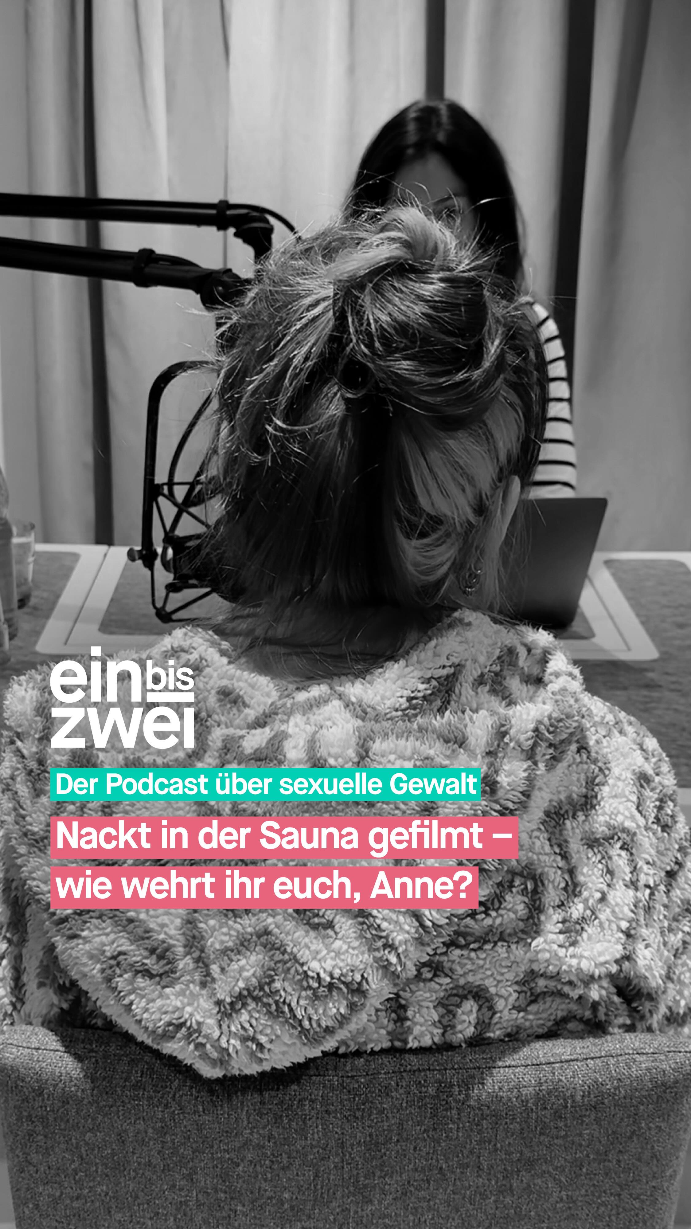 Endlich passiert was! So kann man wohl zusammenfassen, was viele Frauen momentan denken, nachdem Collien Fernandes öffentlich gemacht hat, was ihr passiert ist – digitale sexuelle Gewalt, sogenannte Deep Nudes. Die Solidarität mit ihr ist riesig und die Debatte hat nun endlich auch die Politik erreicht: Deepfakes und sogenannter digitaler Voyeurismus sollen jetzt strafbar werden.
Eine Frau, die auch digitale sexuelle Gewalt erlebt hat, ist Anne. Im vergangenen Sommer war sie zusammen mit ihrer Freundin Rebecca in der Sauna – und bemerkte, dass ein Mann sie filmt – trotz Handyverbot. Die beiden erstatten Anzeige und dann passiert das Unglaubliche: Die Staatsanwaltschaft stellt die Ermittlungen ein! Begründung: moralisch verwerflich, aber nicht strafbar. Heimlich nackte Frauen in der Sauna filmen ist tatsächlich erlaubt.
Anne und Rebecca haben daraufhin 2025 eine Petition gestartet. Ihre Forderung: „Heimliche Nackt-Aufnahmen strafbar machen – Schutz vor Sauna-Voyeuren, JETZT!”. Die Petition ist sehr erfolgreich, 75.000 Menschen haben bisher unterschrieben. Und: Anfang März 2026 stimmte der Bundesrat auf Initiative von Niedersachsen und Nordrhein-Westfalen für eine Gesetzesänderung, die sexuell motivierte Bildaufnahmen strafbar machen soll.
Wie Anne und Rebecca das geschafft haben, erzählt Anne bei #einbiszwei.
Hinweis: Weil Anne nach dem Start der Petition unschöne Kommentare bekommen hat, möchte sie nicht erkannt werden.
🎧 Erfahrt mehr in der aktuellen Folge von einbiszwei.
🔗 ubskm.de/folge134
Den Link findet ihr in unserer Bio.
#UBSKM #Podcast #GemeinsamGegenMissbrauch #Missbrauchsbeauftragte