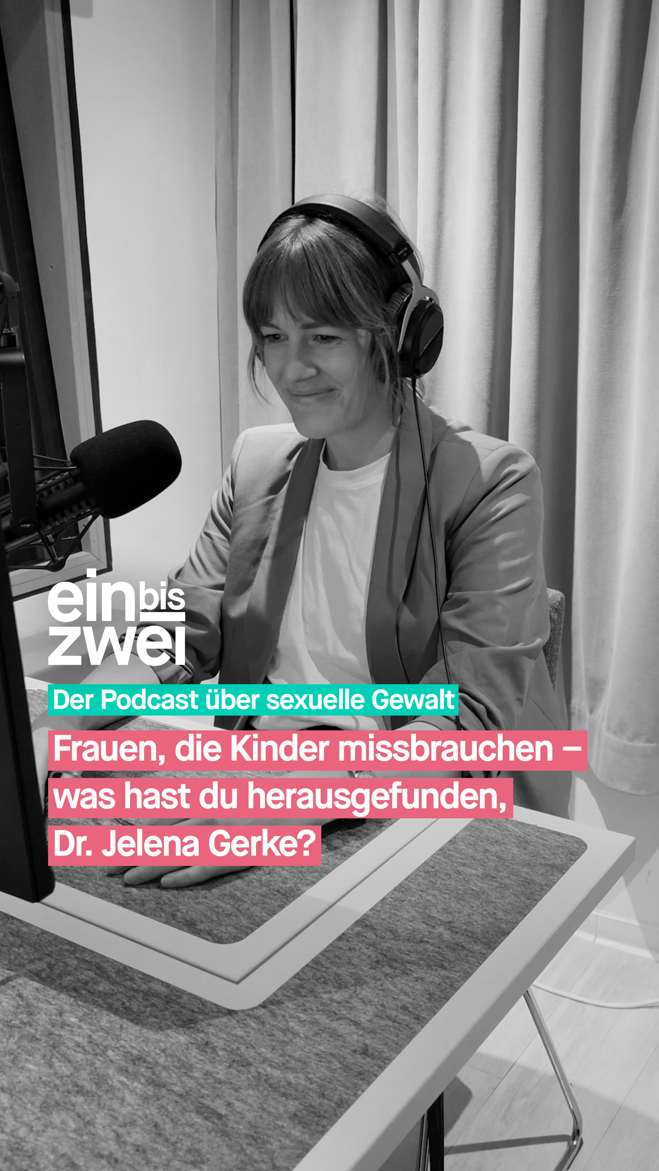 Wenn wir über sexuellen Kindesmissbrauch sprechen, denken die meisten zuerst an männliche Täter – an Väter, Trainer oder andere Männer. Dass auch Frauen Täterinnen sein können, passt für viele immer noch nicht ins Bild. Genau das macht es für Betroffene oft besonders schwer, überhaupt zu erkennen, dass sie Gewalt erfahren und dann gehört und ernst genommen zu werden.
Die Kinder- und Jugendlichenpsychotherapeutin Dr. Jelena Gerke hat zehn Jahre lang zu sexueller Gewalt durch Frauen geforscht und arbeitet heute in der Traumaambulanz an der Charité in Berlin. Je nach Konstellation liegt der Anteil weiblicher Täterinnen in ihren Studien zwischen etwa 6 und 21 Prozent – als Haupttäterinnen oder Mittäterinnen. Leibliche Mütter spielen dabei in besonders vielen Fällen eine Rolle.
Von sexualisierter Gewalt durch Frauen Betroffene suchen im Schnitt etwa zehn Jahre später Hilfe als diejenigen, die von Gewalt durch Männer betroffen sind – auch das zeigt Dr. Jelena Gerkes Forschung. Was sie über die Frauen herausgefunden hat, die Kinder missbrauchen, erzählt Dr. Jelena Gerke bei #einbiszwei.
🎧 Erfahrt mehr in der aktuellen Folge von einbiszwei.
🔗 ubskm.de/folge140
Den Link findet ihr in unserer Bio.
#UBSKM #Podcast #GemeinsamGegenMissbrauch #Missbrauchsbeauftragte
