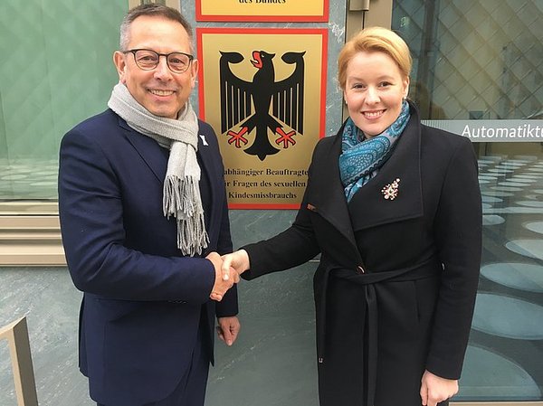 UBSKM Johannes-Wilhelm Rörig und die damalige Bundesfamilienministerin Franziska Giffey nach Kabinettbeschluss vom 12.12.2018 zur dauerhaften Einrichtung eines Betroffenenrates beim UBSKM-Amt